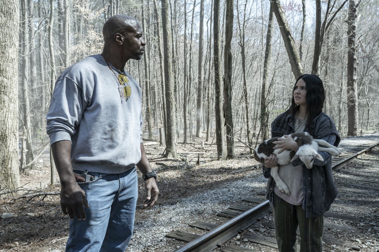 Terry Crews, Olivia Munn in Tales of the Walking Dead season 1 episode 1