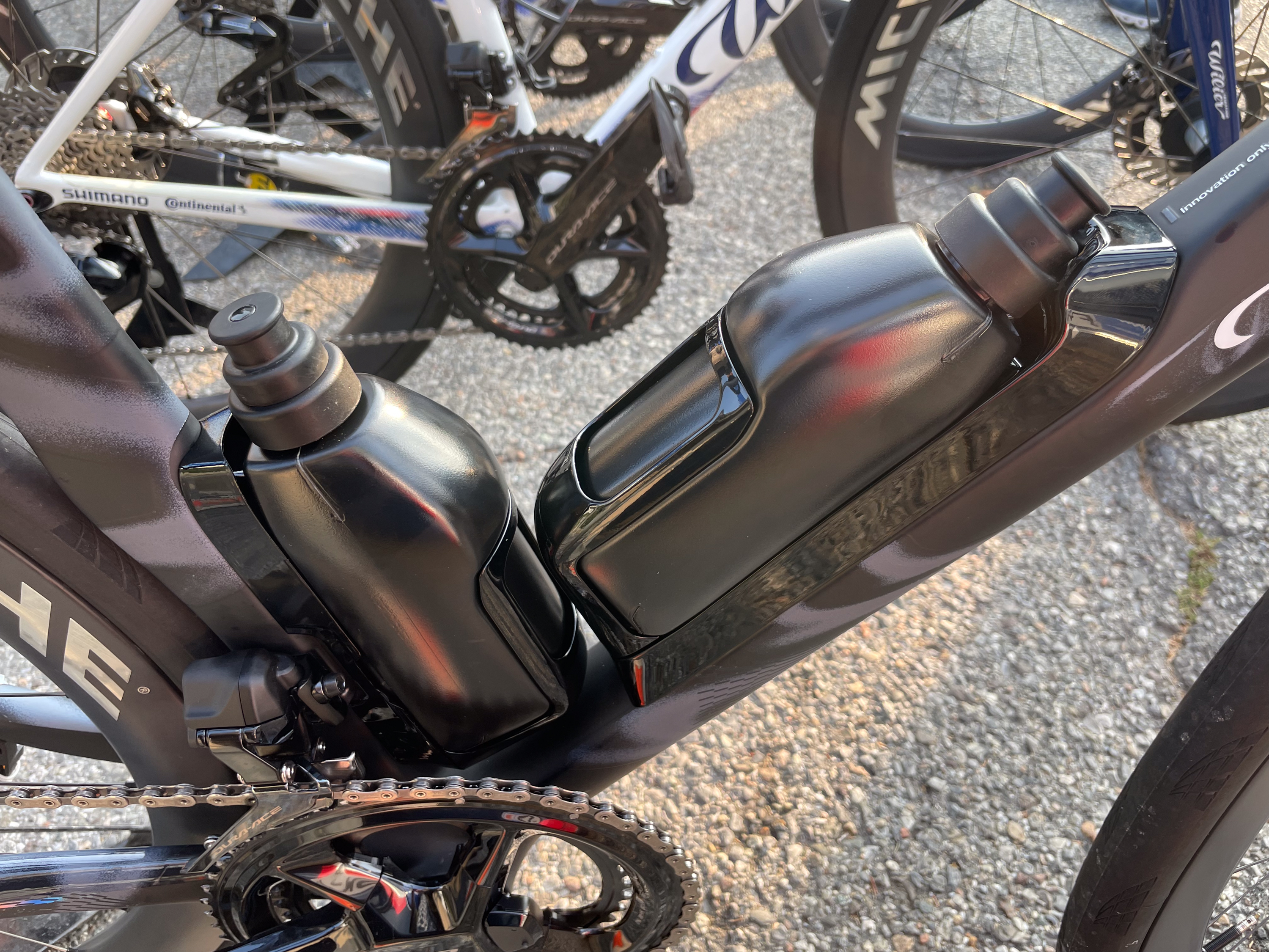 Foto de primer plano de una nueva bicicleta aero Wilier
