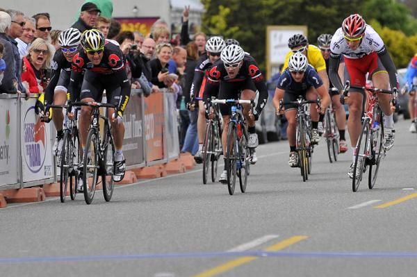 Hayden Roulston (Calder Stewart BikeNZ National Team) wins by the slimmest of margins from Clinton Avery (Ascot Park Hotel).