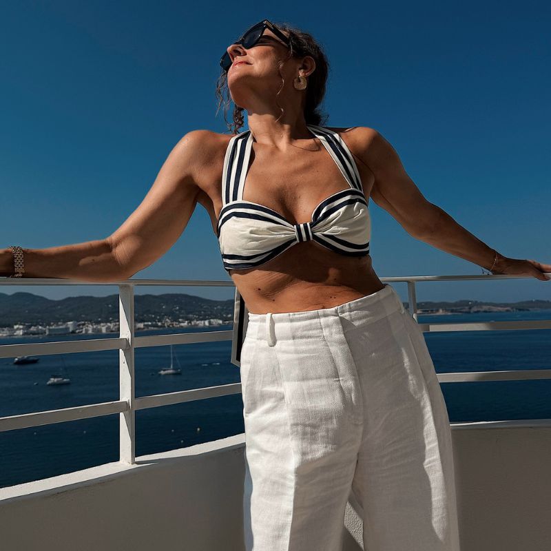 a photo of @venswifestyle basking in the sun by the seaside