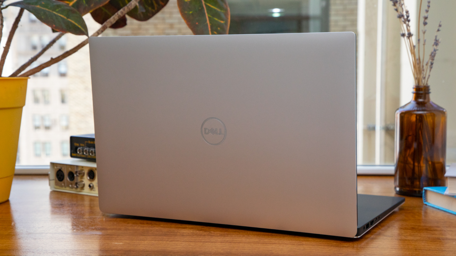 Dell Xps 15 2019 Laptop Review Near Borderless Oled Toms Hardware Toms Hardware 8235