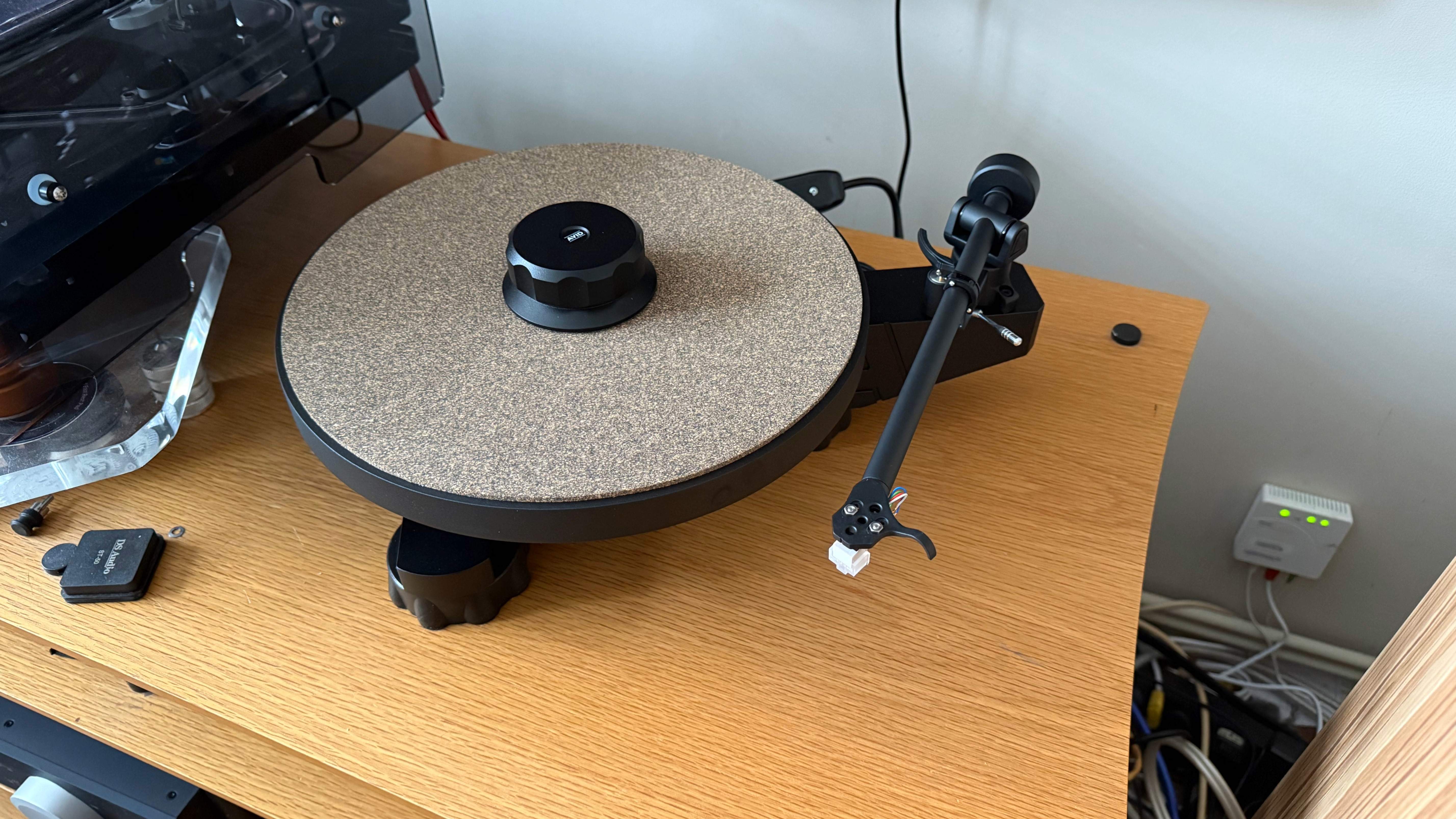 Avid Ingenium Plug&Play turntable and platter on a wooden stand