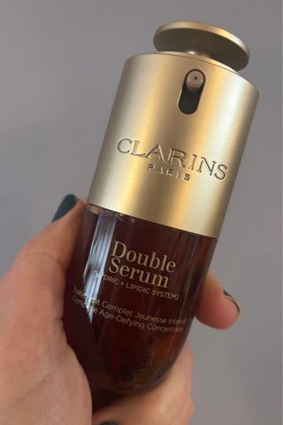 a shot of clarins double serum being held