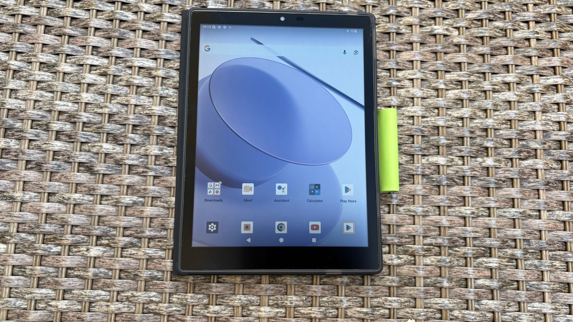 Testing the Hannspree Lumo 7.8 Reader Tablet outside on rattan furniture