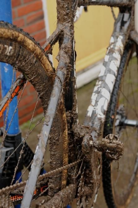 Note the lack of braking track worn in to the rim, and lack of mud build up on the stays