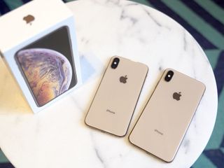 iPhone XS and iPhone XS Max next to box