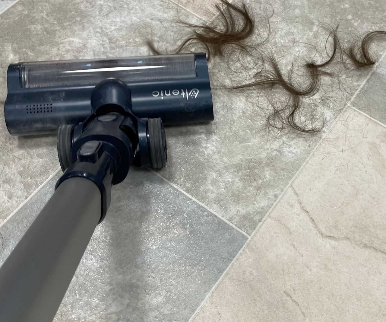 The Ultenic FS1 Vaccum sucking up hair from lino
