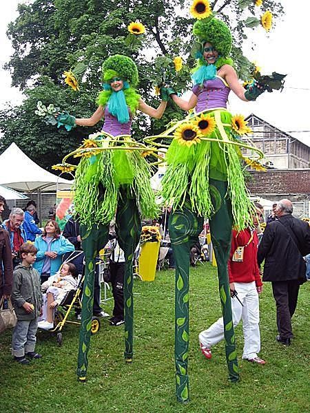 Tall women at the pre-race activities in Villers-Cotter&ecirc;ts