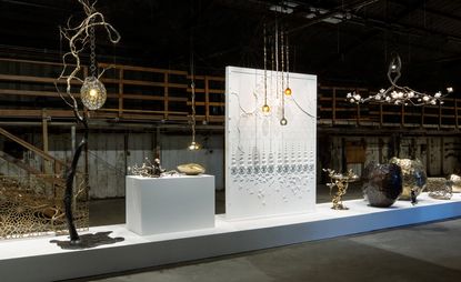 展出的作品可以追溯到14年前罗德岛设计学院的早期项目，包括怀斯曼标志性的装饰房间面板、青铜家具和灯具