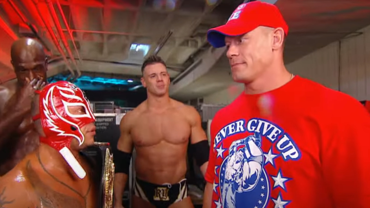 Rey Mysterio et John Cena sur Raw après que Mysterio a remporté le championnat de la WWE