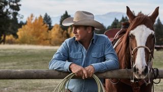 Kevin Costner står med lasso ved en hest i «Yellowstone»