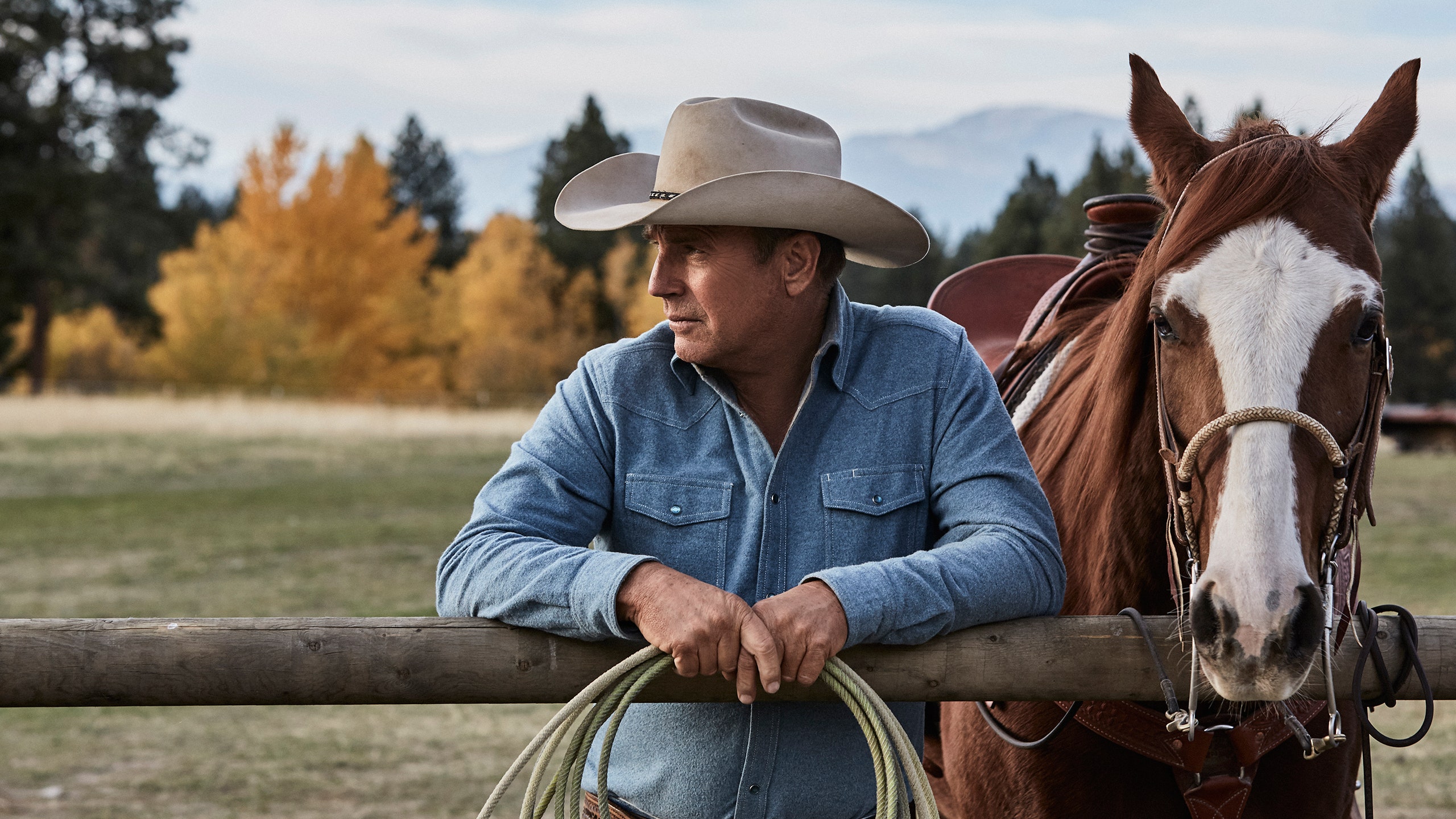 Kevin Costner står med lasso ved en hest i «Yellowstone»