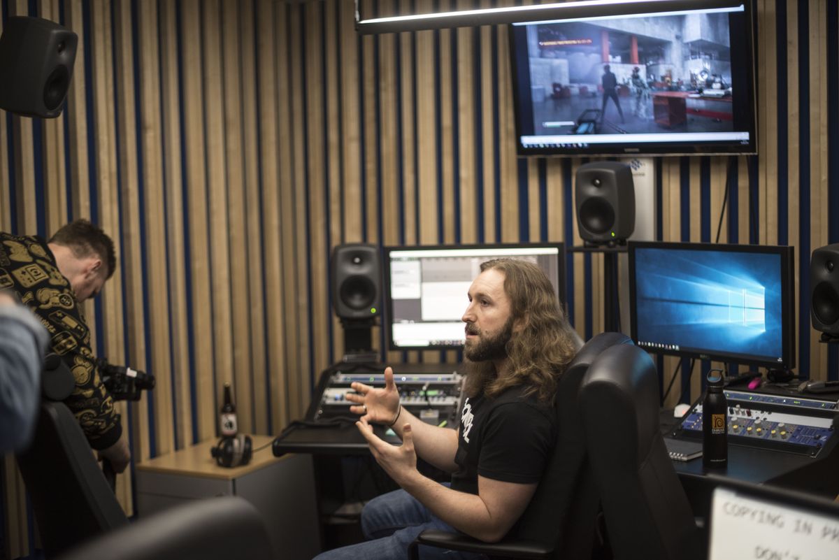 Loppusilaus &auml;&auml;niefekteille annetaan studiossa. Sam Hughes kertoo ja n&auml;ytt&auml;&auml;, kuinka yksinkertainen oksennus&auml;&auml;ni toteutetaan. Kuva: Joonas Pikkarainen / TechRadar Suomi