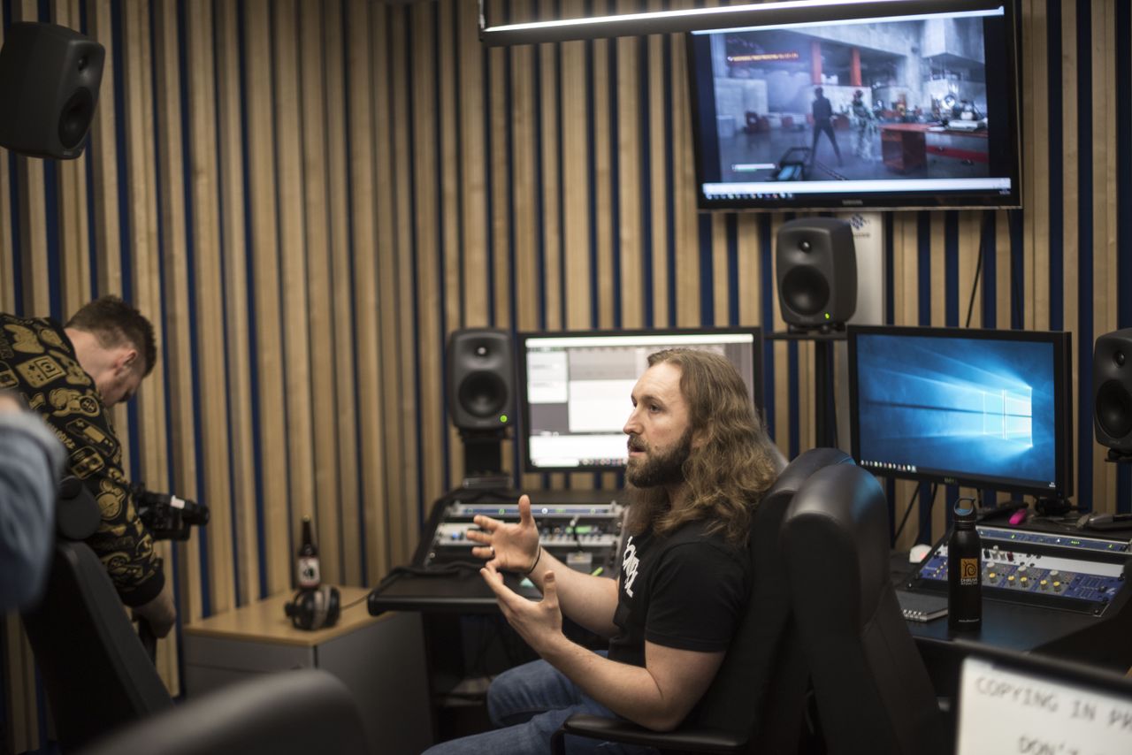 Loppusilaus &auml;&auml;niefekteille annetaan studiossa. Sam Hughes kertoo ja n&auml;ytt&auml;&auml;, kuinka yksinkertainen oksennus&auml;&auml;ni toteutetaan. Kuva: Joonas Pikkarainen / TechRadar Suomi