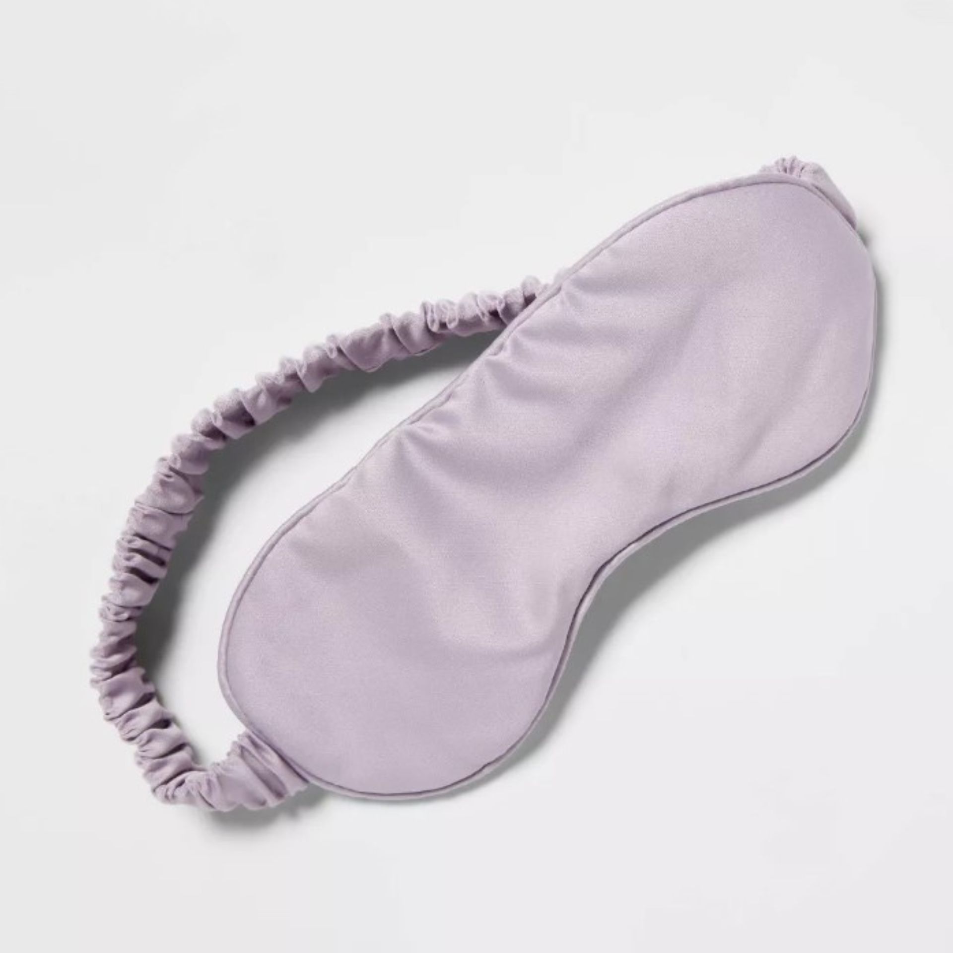 Masker tidur ungu dengan latar belakang putih