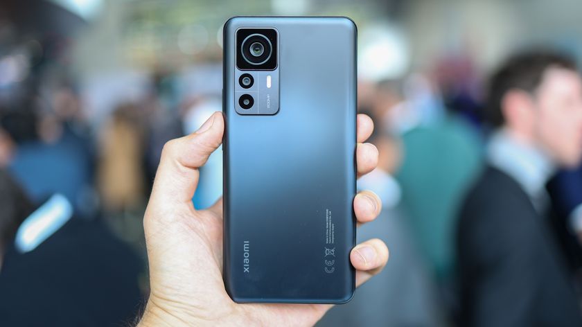 En mobiltelefon av typen Xiaomi 12T Pro i en hånd.