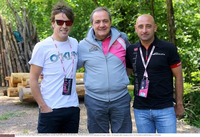 Fernando Alonso, Mauro Vegni and Paolo Bettini during Stage 18 at the Giro d'Italia