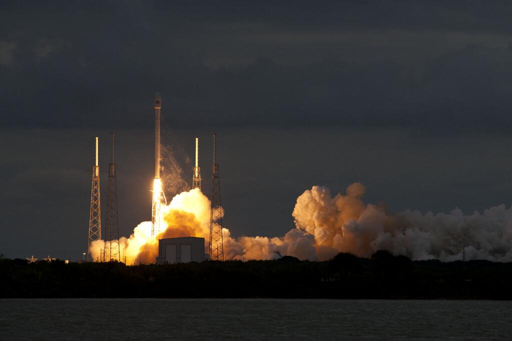 SpaceX Launches Telecom Satellite, Jan. 6, 2014