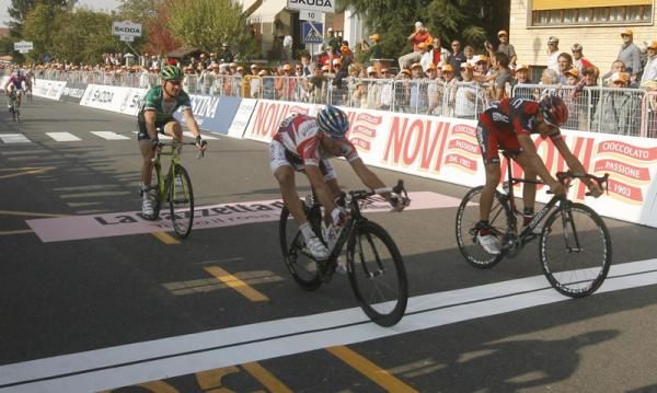 Daniel Moreno (Team Katusha) pips Greg Van Avermaet (BMC Racing Team)