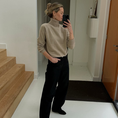 @anoukyve wears black jeans beige rollneck