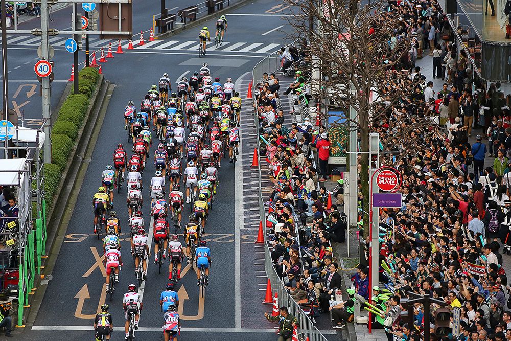 The peloton races through the streets of Utsunomiya