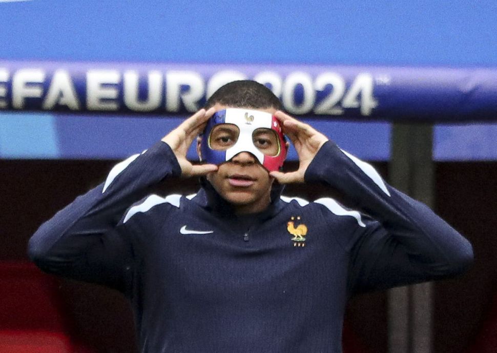 Kylian Mbappe explains why he 'hates' wearing his iconic mask for ...