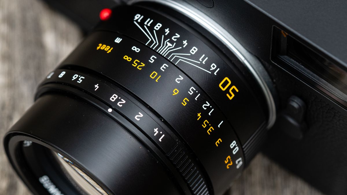 this-extremely-expensive-leica-camera-only-shoots-pictures-in-black