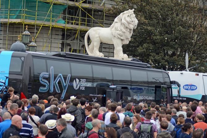As well as the usual fans, the Sky team bus was also joined by a stone lion