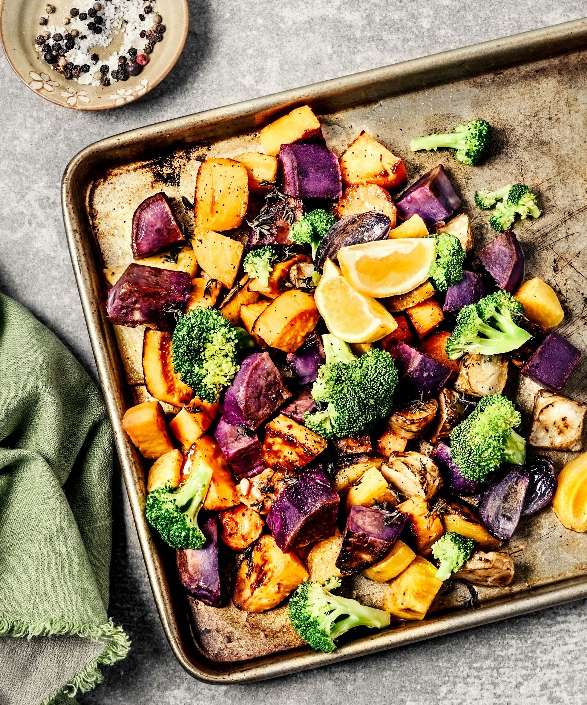 How to clean a baking sheet according to professionals