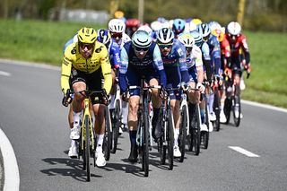 In Flanders Fields Men LIVE: Splits in the peloton with cobbled climbs to come