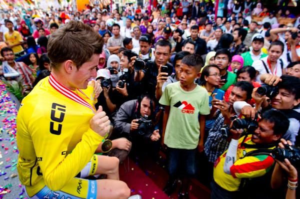 Oscar Pujol (Azad University Cross Team) showes his yellow jersey to the media