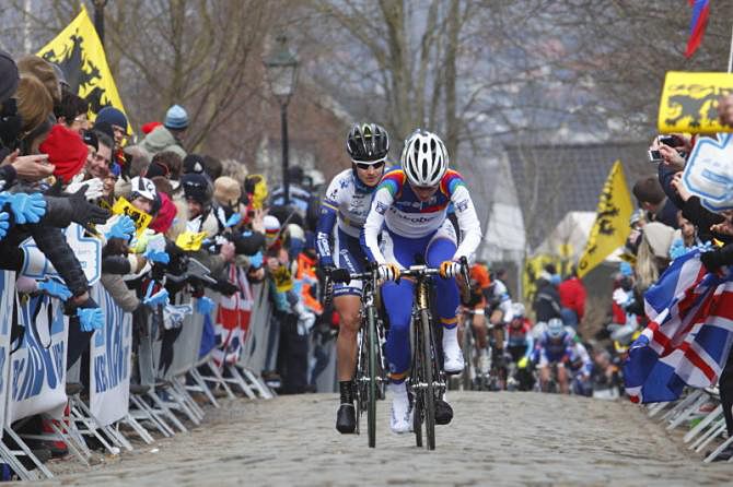 Marianne Vos (Rabobank Liv/Giant) leads on Oude Kwaremont at 2013 Tour of Flanders