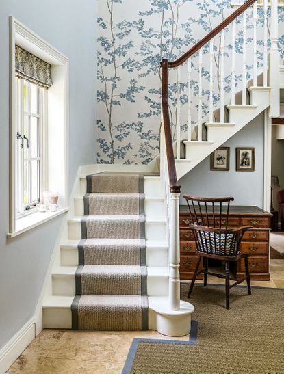 How Can You Decorate Staircase Walls Homes Gardens   WiwmQUVqpZjsAuxTVii2TJ 415 80 