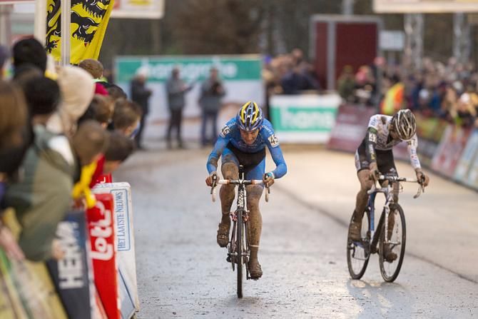 Mike Teunissen (Rabo-Giant) out-sprints David van der Poel (BKCP) in Diegem