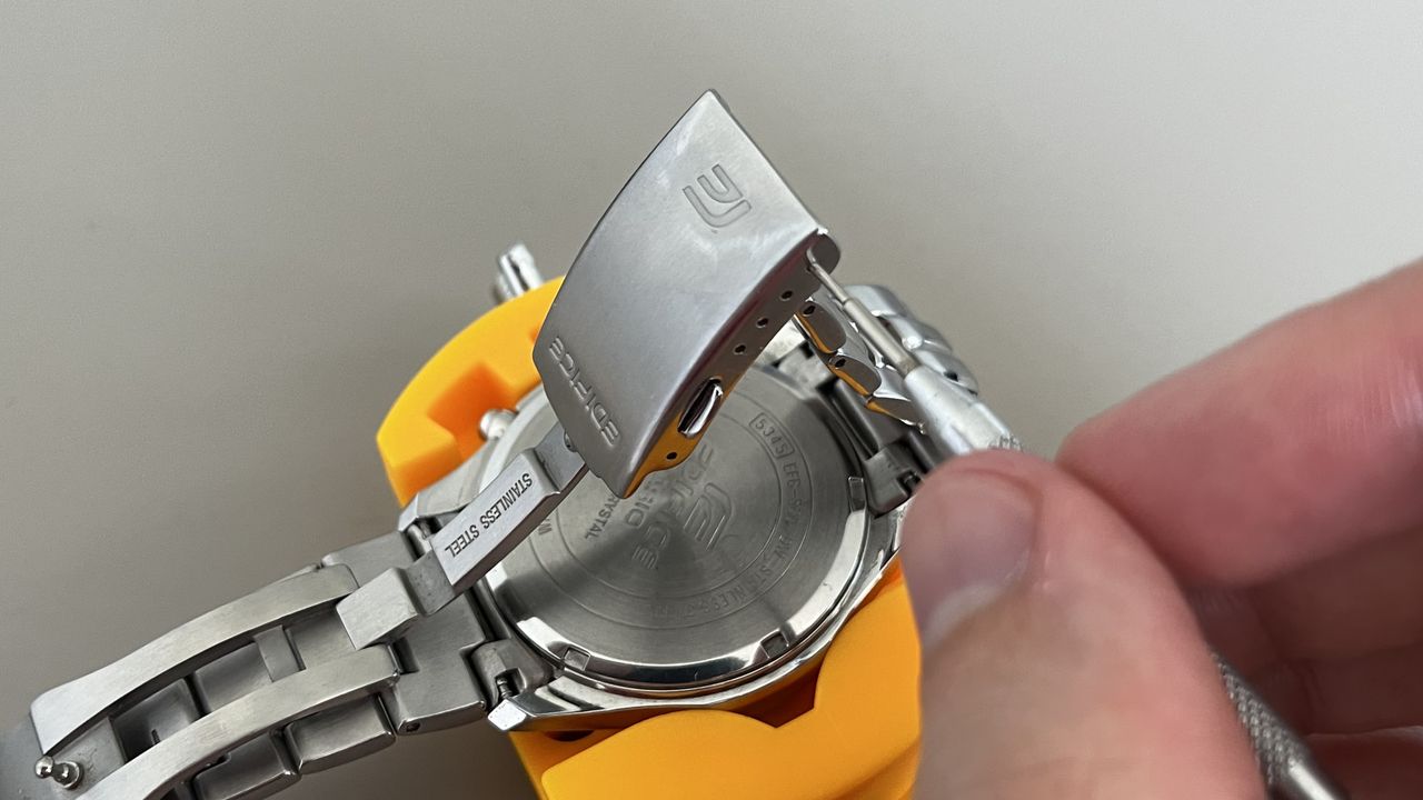 Changing the watch strap on a Casio Edifice