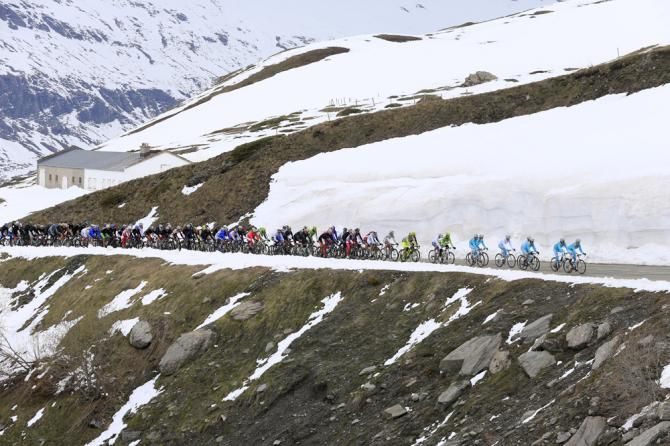 Epic scenes as the peloton ride from Valloire - Ivrea