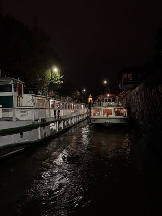 夜間伏爾塔瓦河上的兩艘船