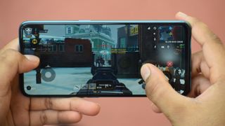 OnePlus Nord CE i liggande läge, ett spel är igång.