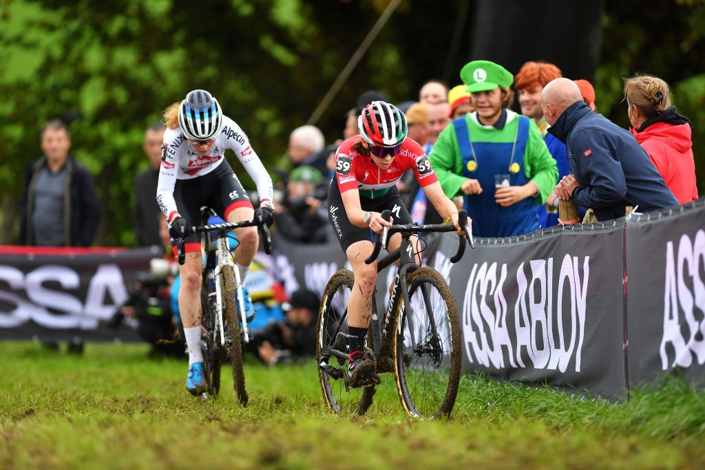 OVERIJSE BELGIUM OCTOBER 31 LR Puck Pieterse of The Netherlands and Team Alpecin Fenix and Blanka Vas Kata of Hungary Team SD Worx compete during the 62nd Druivencross Overijse UCI CycloCross Worldcup 2021 Womens Elite DruivencrossOverijse CXWorldCup UCIcyclocrossWC on October 31 2021 in Overijse Belgium Photo by Luc ClaessenGetty Images