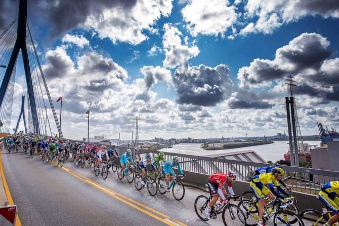 The peloton on a bridge