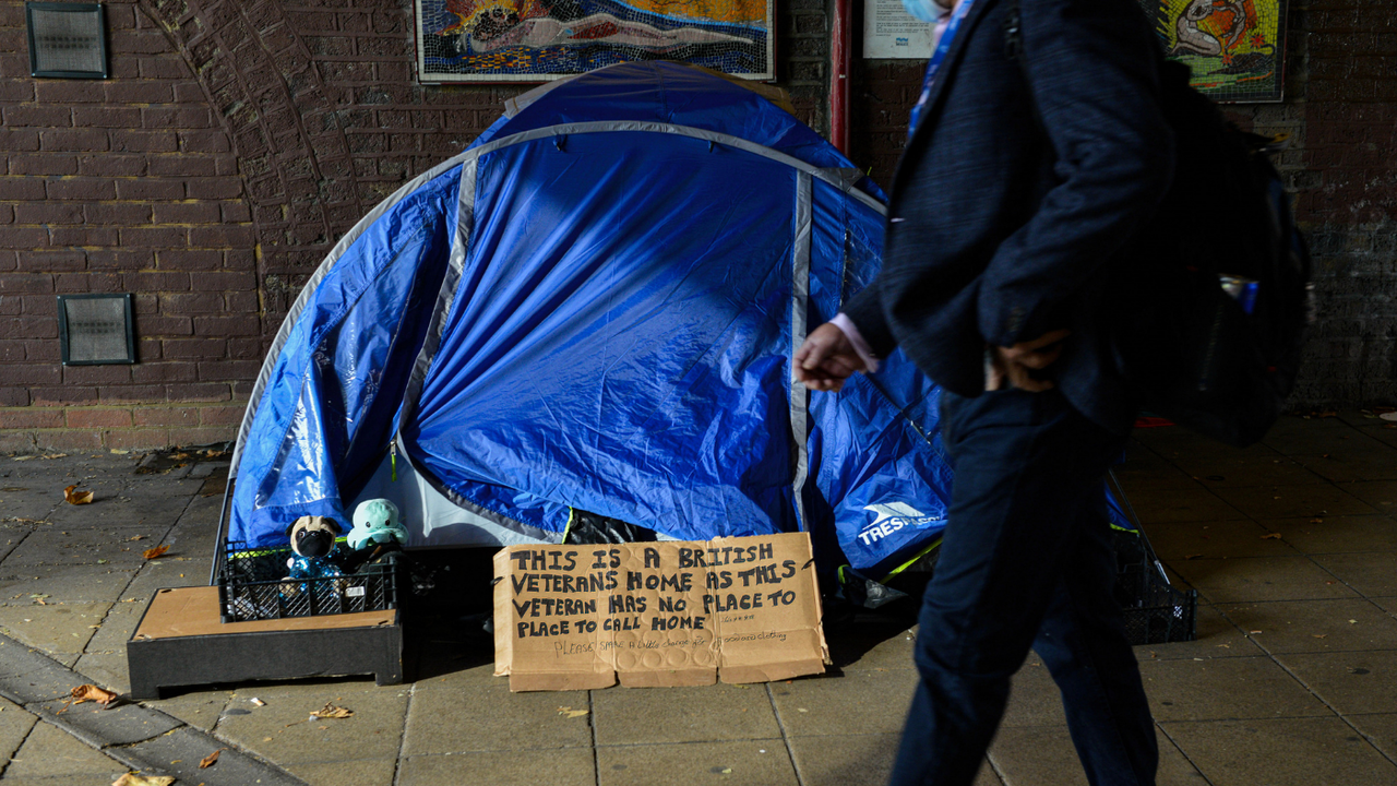 Homeless person&amp;#039;s tent in London