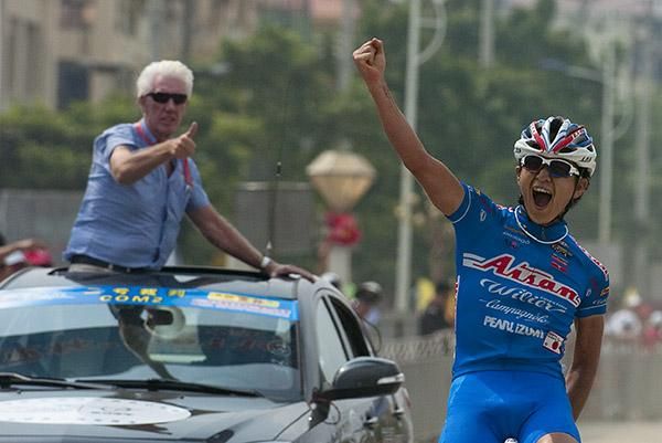 Thumbs up for a great win: Nakajima Yasuharo (Aisan Racing) takes out stage two as commissaire Martin Bruin shows his approval.