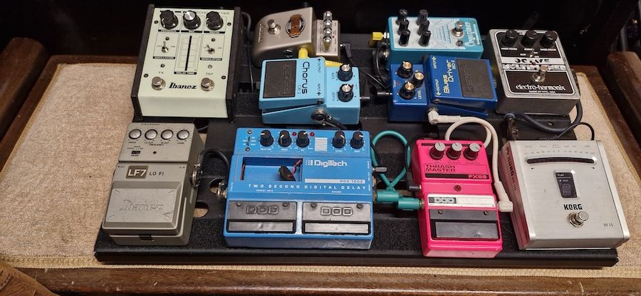 A Voodoo Labs Dingbat Medium pedalboard with pedals attached