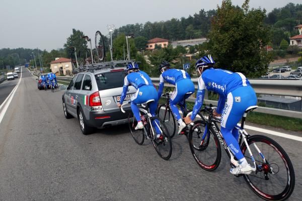 The Italian squad break into smaller groups for motorpacing.