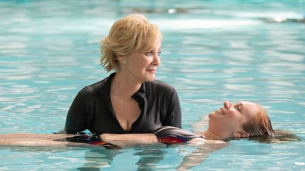 Jean Smart and Hannah Einbinder in a pool in Hacks season 2