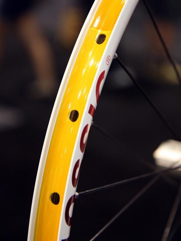 The American Classic MTB 26 Disc Tubeless rim offers easy tubeless compatibility with the proper rim strip and valve stem.