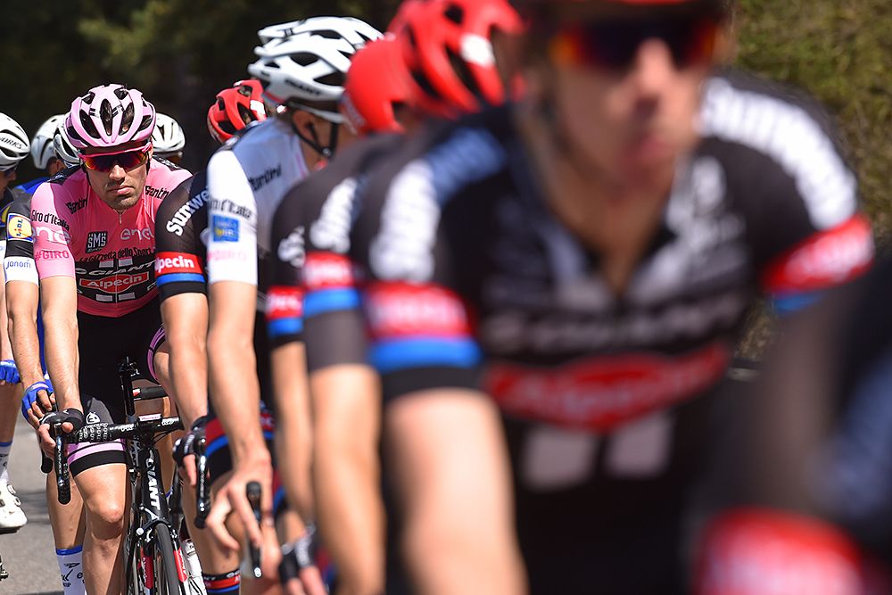 Giant-Alpecin lined up during stage 2 for leader Dumoulin