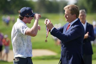 2023 US Amateur Champion Nick Dunlap is presented with a gold medal for winning