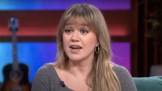 kelly clarkson in a grey outfit on her daytime talk show