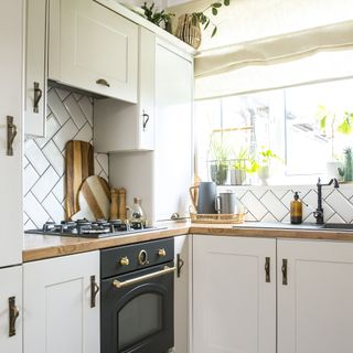 Cream shaker kitchen with traditional bar handles